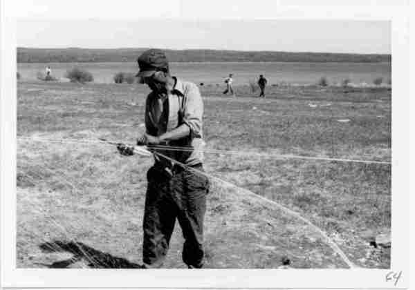 Roderick Yooya stringing fishnet, S.L. 6/71