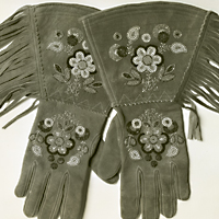 Metis beaded gloves